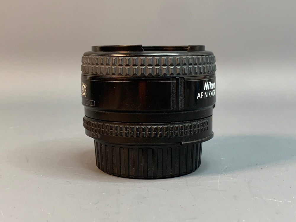 Nikon 50mm 1.4D AF Nikkor, внутри пыль, скол на резьбе