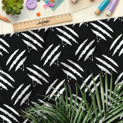 Ткань мембрана белые следы от когтей на чёрном фоне