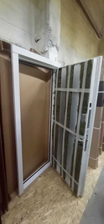 Дверь входная Лабиринт VERSAL  25 Бетон светлый (черная вставка) металлическая