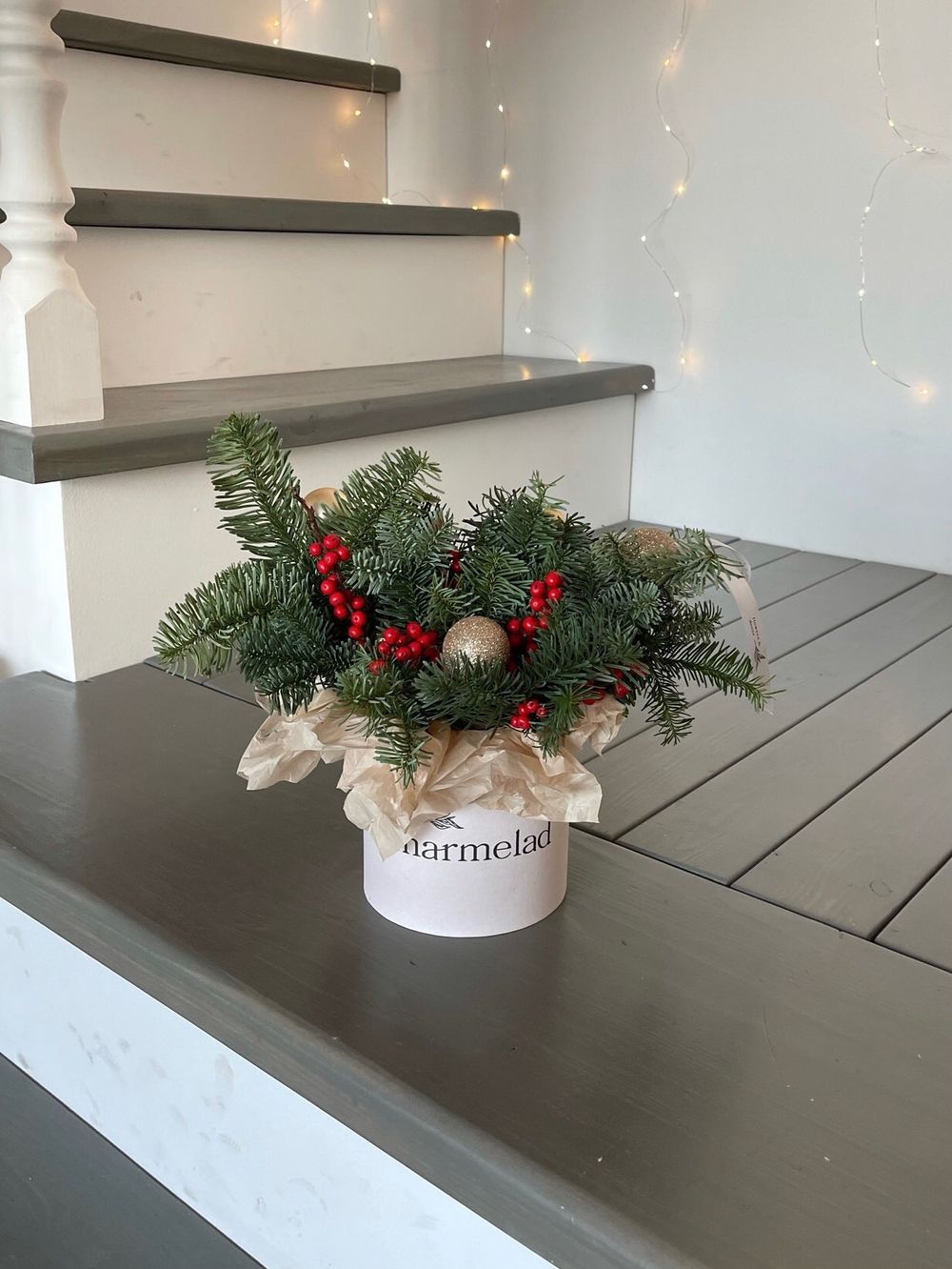 Новогодняя композиция с илексом в коробочке