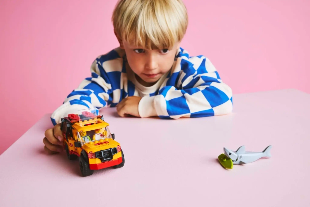 Конструктор LEGO City 60453 Пляжный спасательный грузовик для спасателей