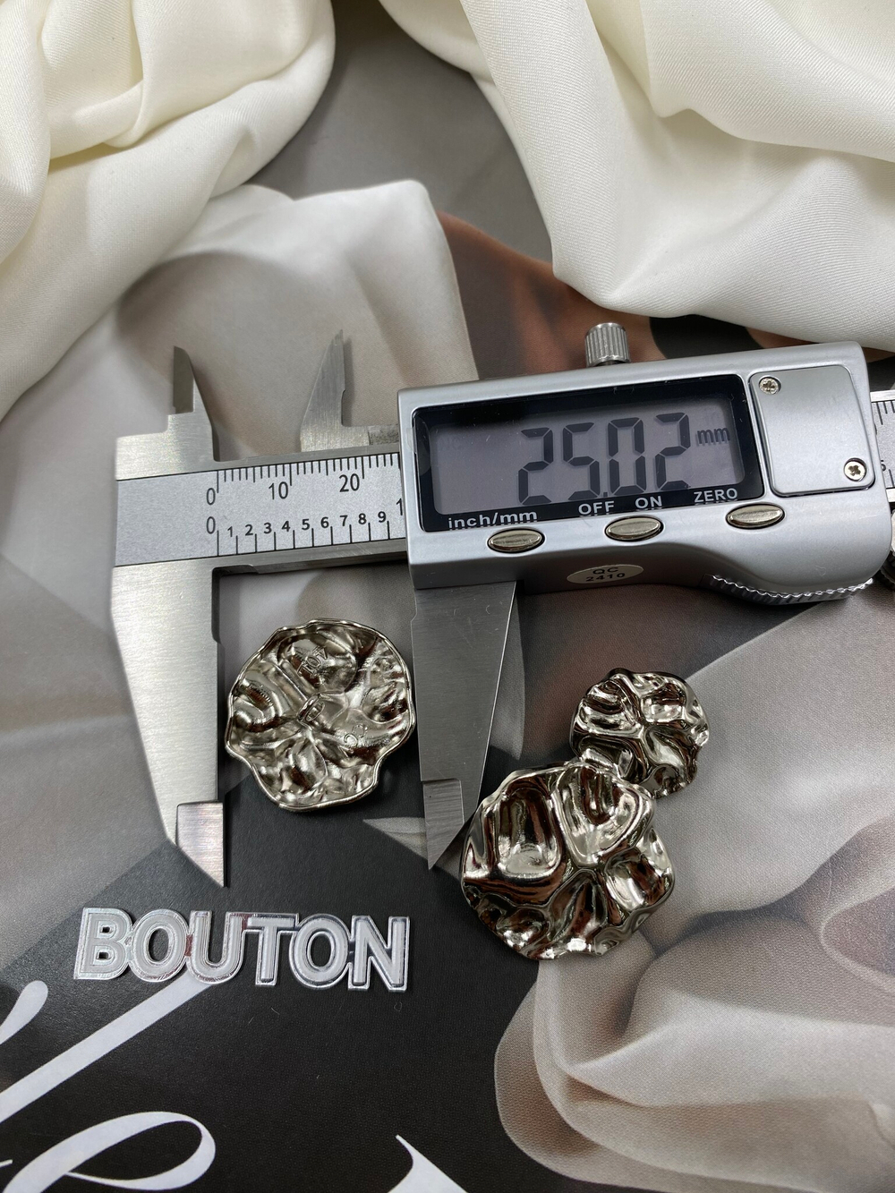 Пуговицы серебристые мятый металл