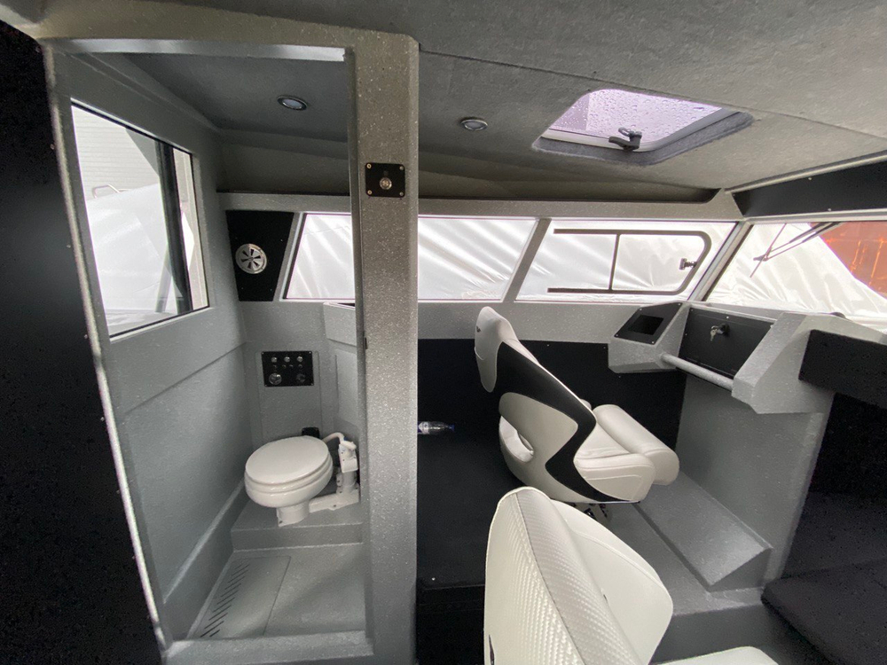 Катер Volzhanka VOYAGER 800 CABIN LE