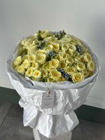 Букет из кустовой розы и оксипеталума