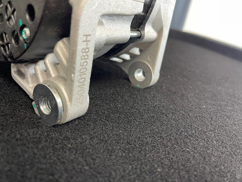 Генератор (12V 120A) (Болт) Е-4/Е-5 ISF 2.8 (оригинал)