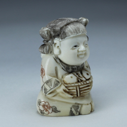 Нэцкэ Девушка с корзиной еды