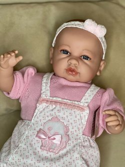 Кукла Berbesa мягконабивная 50см Sara с пледом (5217K)