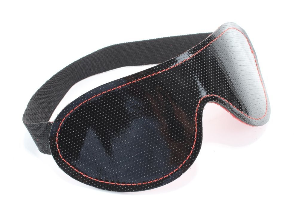 Чёрная перфорированная маска из кожи с красной строчкой