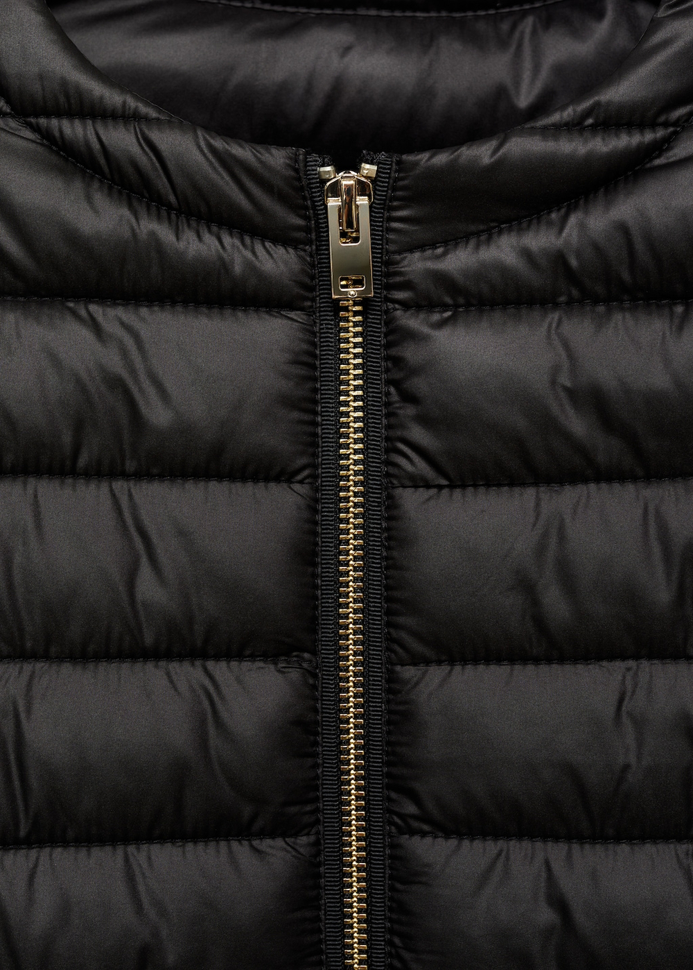 Короткий стеганый анорак с карманами