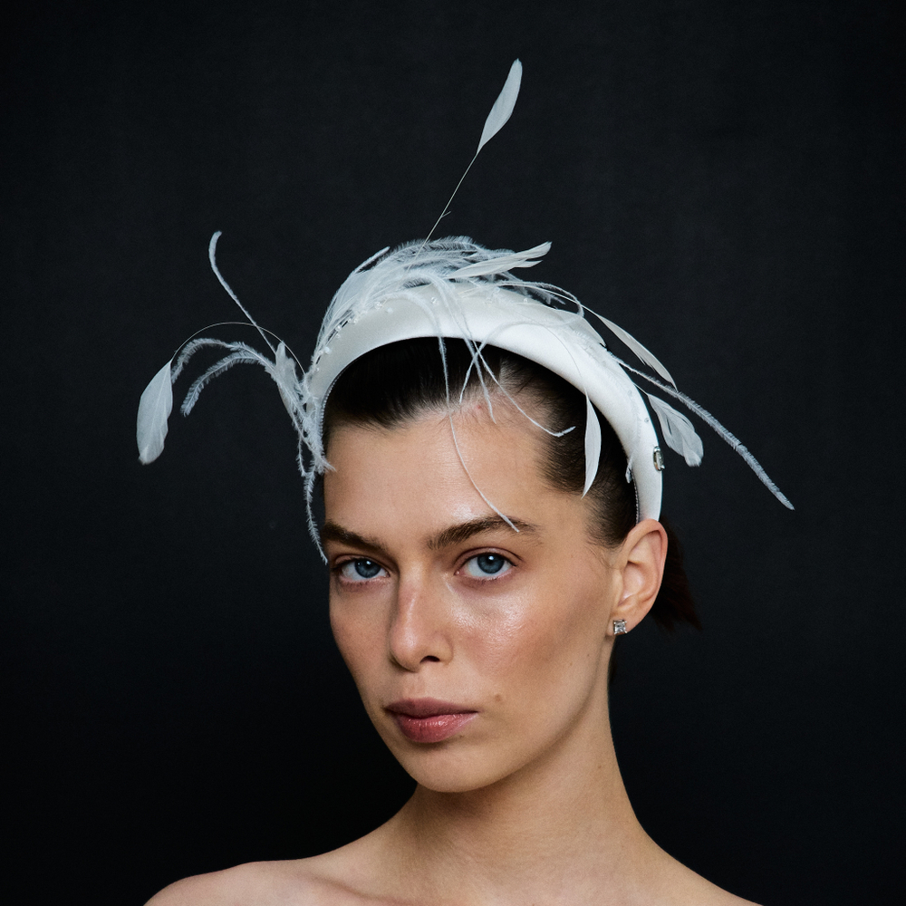 Объемный ободок с перьями, белый