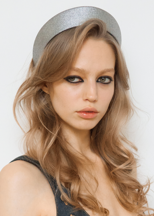 Кокошник из шерсти серебристого цвета