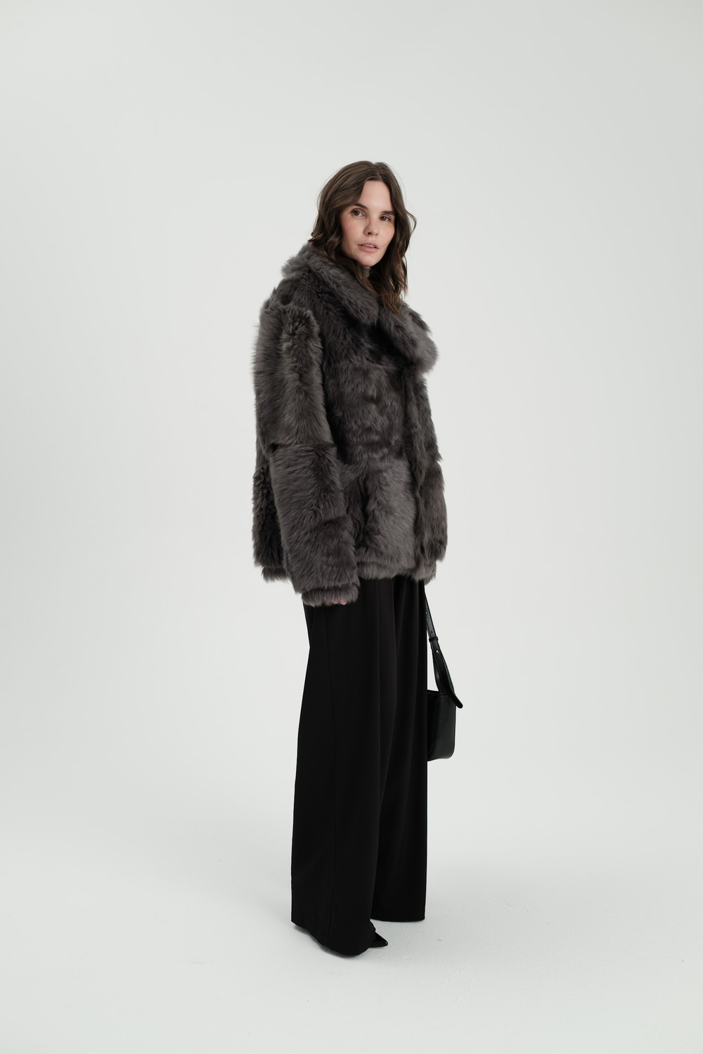 Двусторонняя чёрно-серая шуба-дублёнка