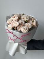 Букет из кустовой пионовидной розы в нежном оттенке