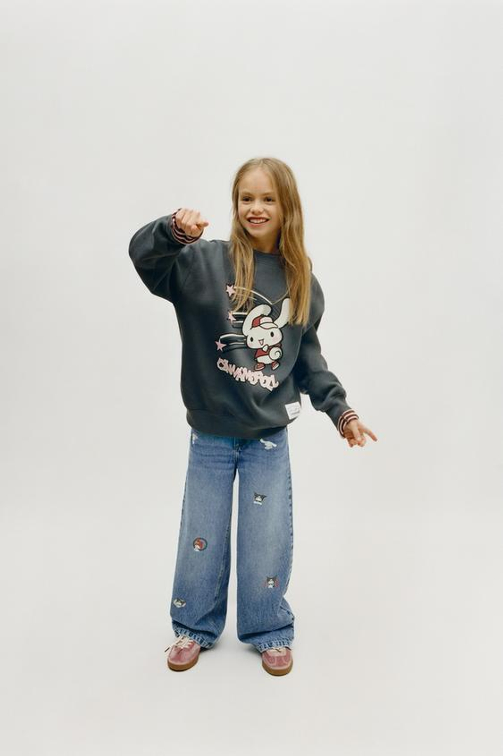 ZARA ДЖИНСЫ С ШИРОКИМИ ШТАНИНАМИ И ПРИНТОМ «КУРОМИ» ©САНРИ, СИНИЙ