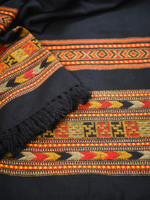 Шерстяной палантин с вышивкой (черный)