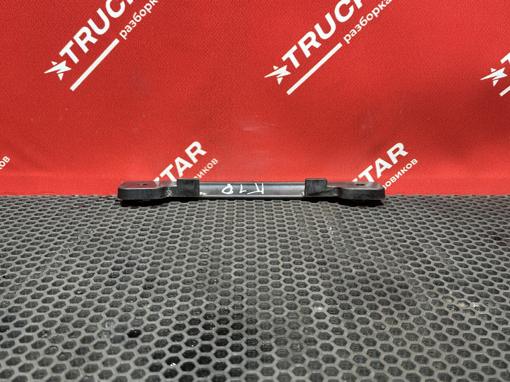 Фиксатор оси поворотной фары