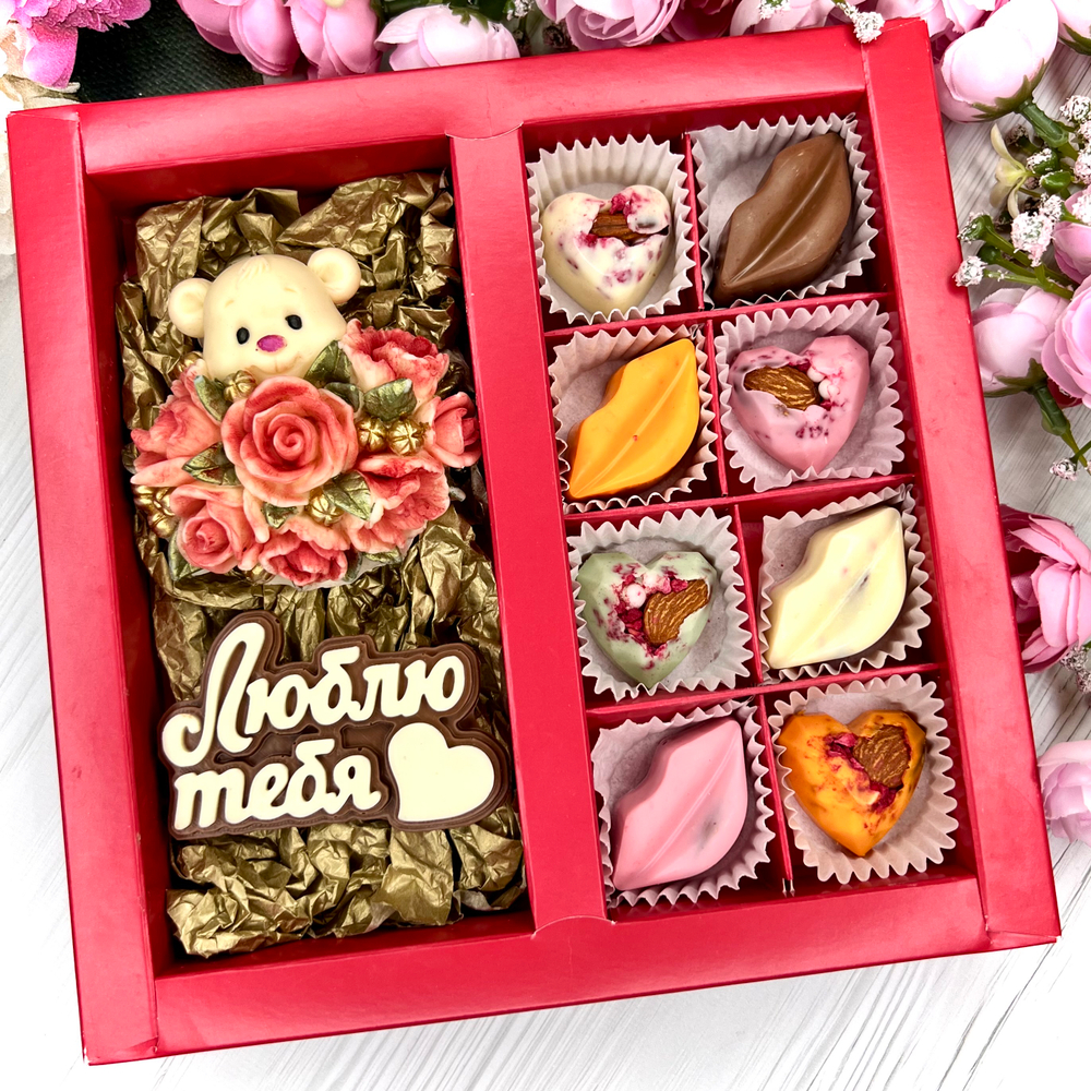 Шоколадный набор: "Люблю тебя. Мишка с розами": шоколадка-надпись и 8 конфет ручной работы