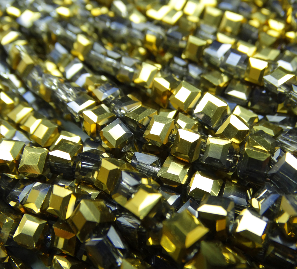 БВ054ДН4 Хрустальные бусины квадратные, прозрачный с золотым металлик AB, 4 мм, кол-во: 44-45 шт.