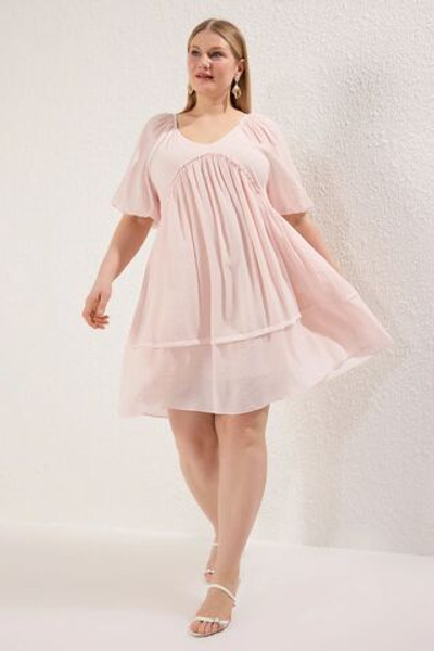 Розовое платье большого размера