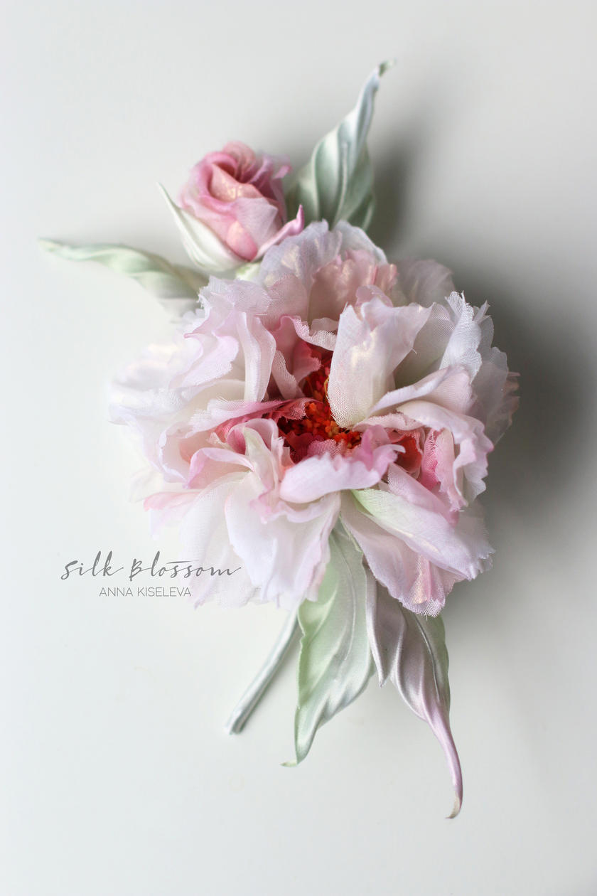 Брошь Роза из органзы Фимбриата