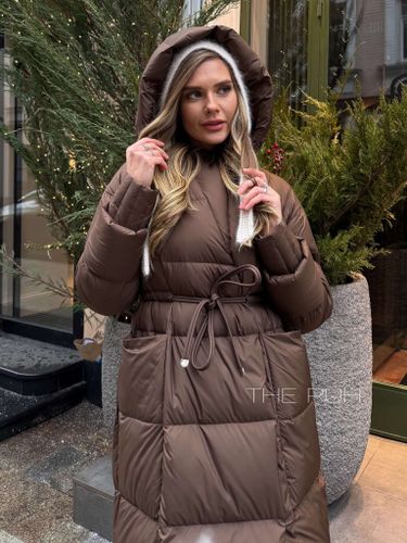 Удлиненный коричневый пуховик на запах с объемным капюшоном