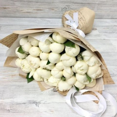 Букет из 35 белых пионов