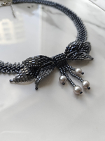 Колье "Бантик" ручной работы из бисера и морского жемчуга