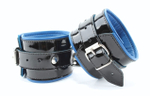 Чёрные лаковые наручники с синим подкладом (Цвет: черный с синим)