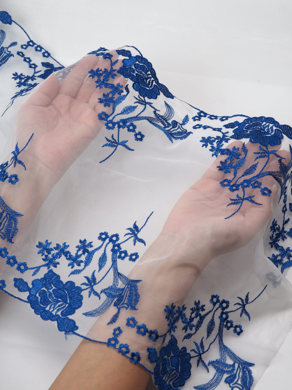 Вышивка на сетке молочная с васильком неэластичная 31 см