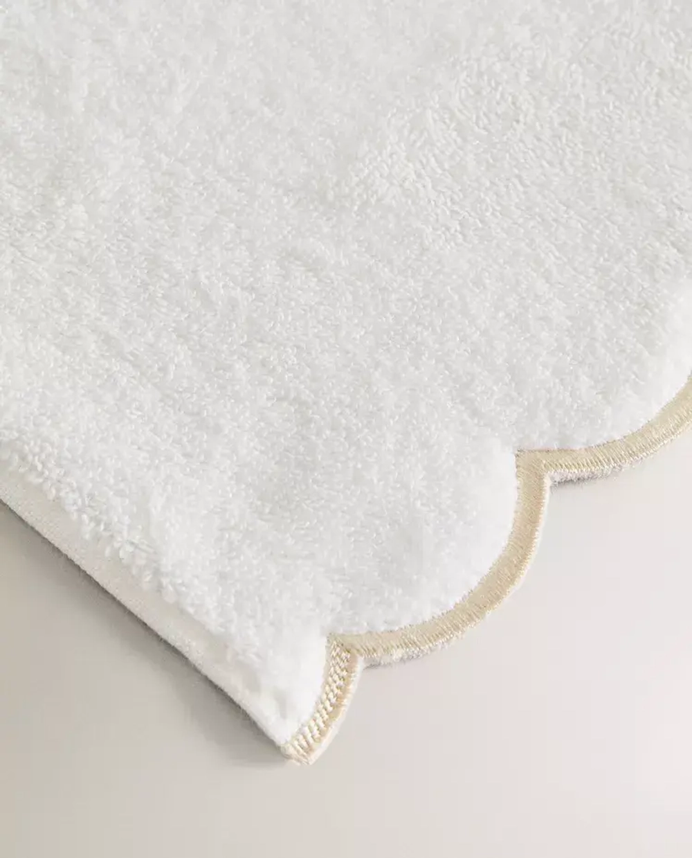 ZARA HOME БАННОЕ ПОЛОТЕНЦЕ С ВОЛНИСТОЙ КРОМКОЙ, ЗОЛОТОЙ