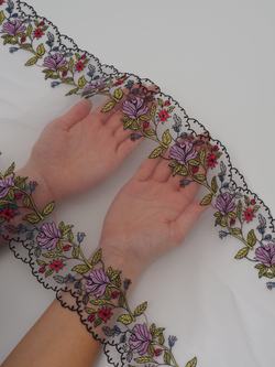 Вышивка на сетке серо-голубая с мультиколор неэластичная ширина 25 см