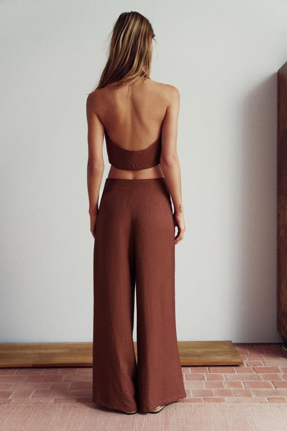 ZARA УКОРОЧЕННЫЙ ТОП С ГОРЛОВИНОЙ ХАЛТЕР, ТЕМНЫЙ ЧЕРЕПИЧНЫЙ