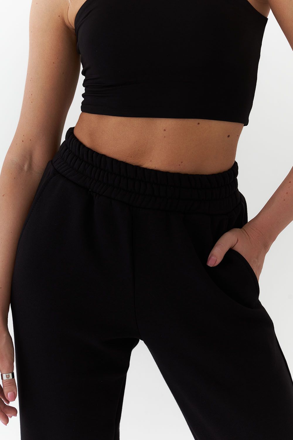 Свободные джоггеры без начеса из премиум футера черного цвета