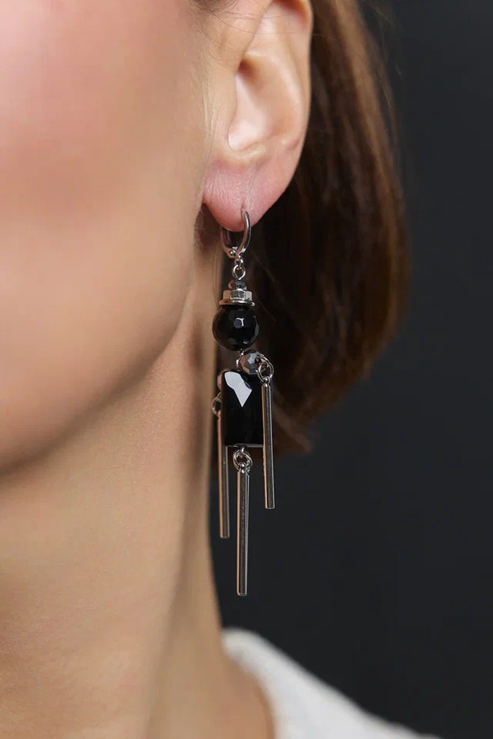 Серьги человечки с черными агатами и серыми кристаллами