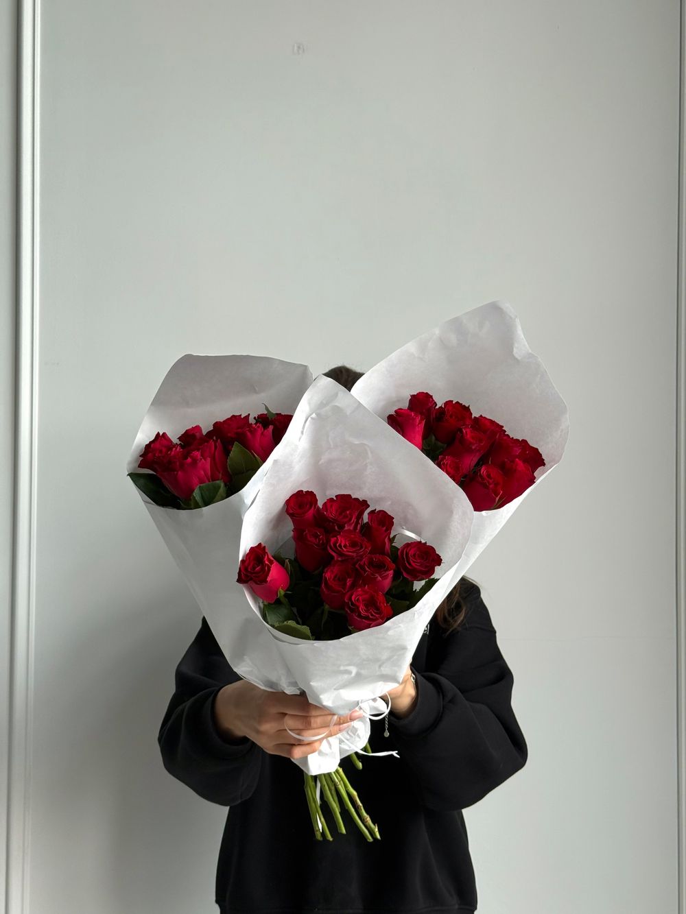 Охапка одноголовых роз в красном оттенке 10 шт