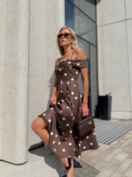 Платье в горох со спущенным плечом в длине миди