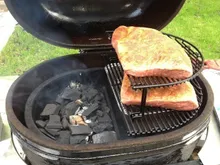 Керамический угольный гриль Primo Oval XL 400, 64 см, на столе с боковыми композитными столешницами