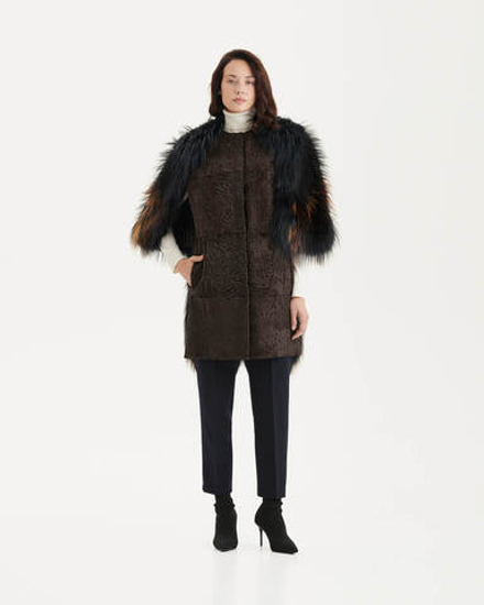 Шуба из меха каракуля с отделкой из меха лисы