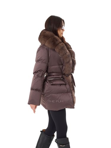 Шоколадный пуховик с поясом и мехом песца