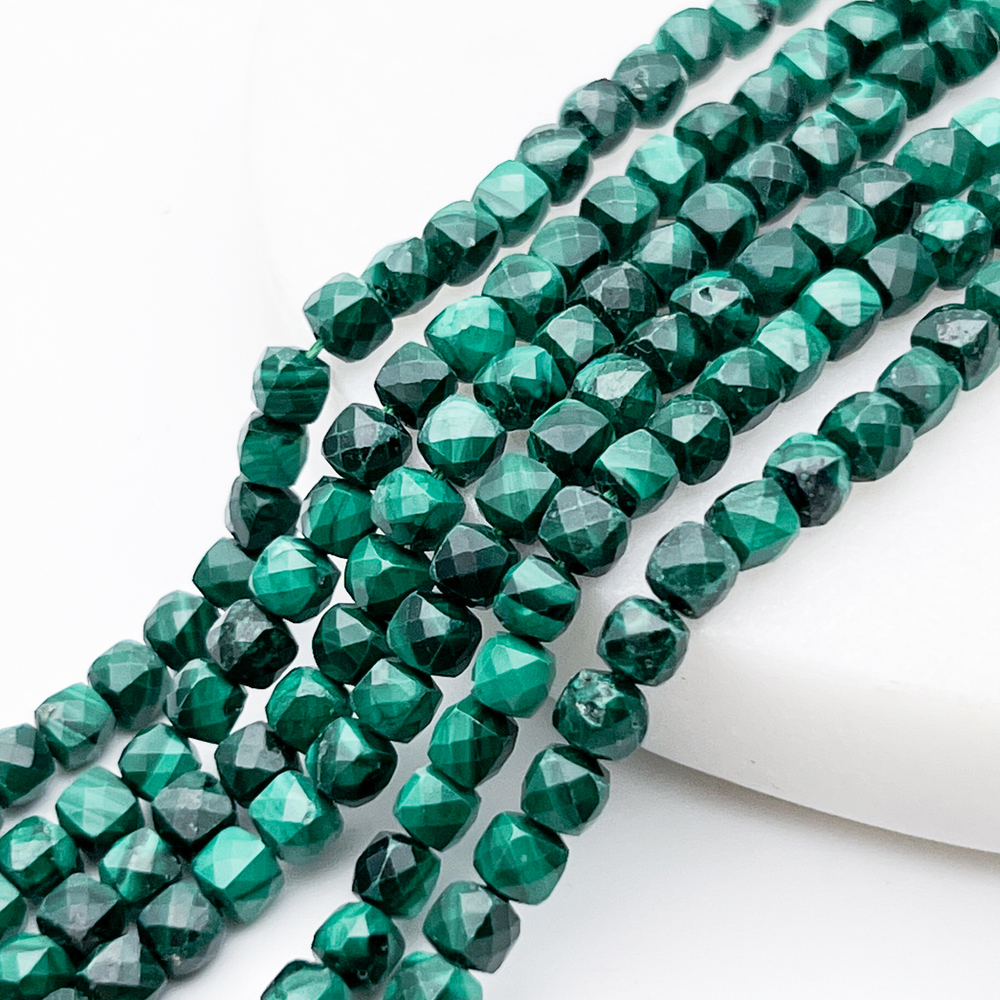 Малахит бусины, куб с огранкой, размер около 3,8-4 мм, цена за 23-24 шт (1/4 нити)