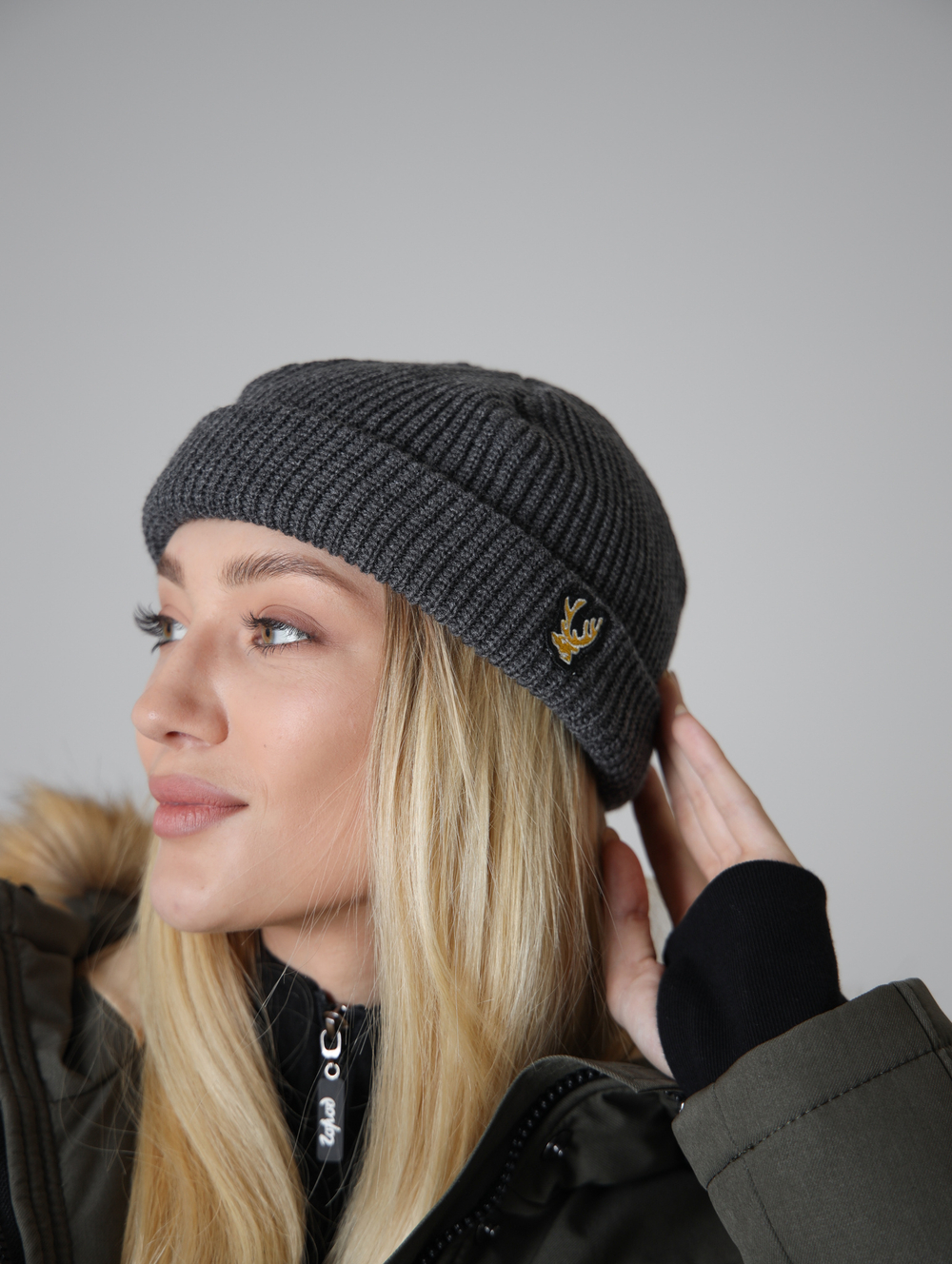 Шапка короткая серая Город Горький олень желтый