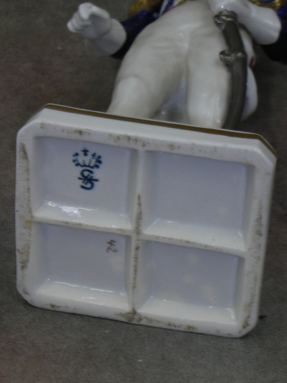 Статуэтка. Фарфор. Солдат Офицер 1833. Sitzendorf. Германия