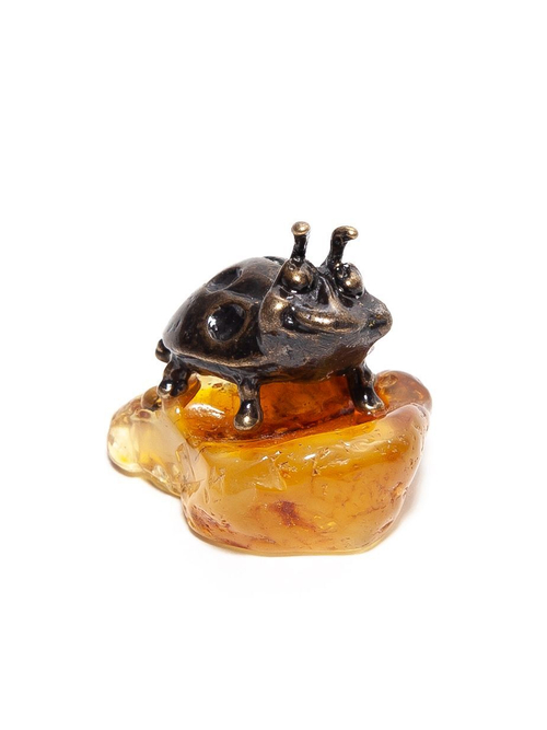 Фигурка с янтарем натуральным цельным - Божья коровка. Статуэтка из янтаря цельного