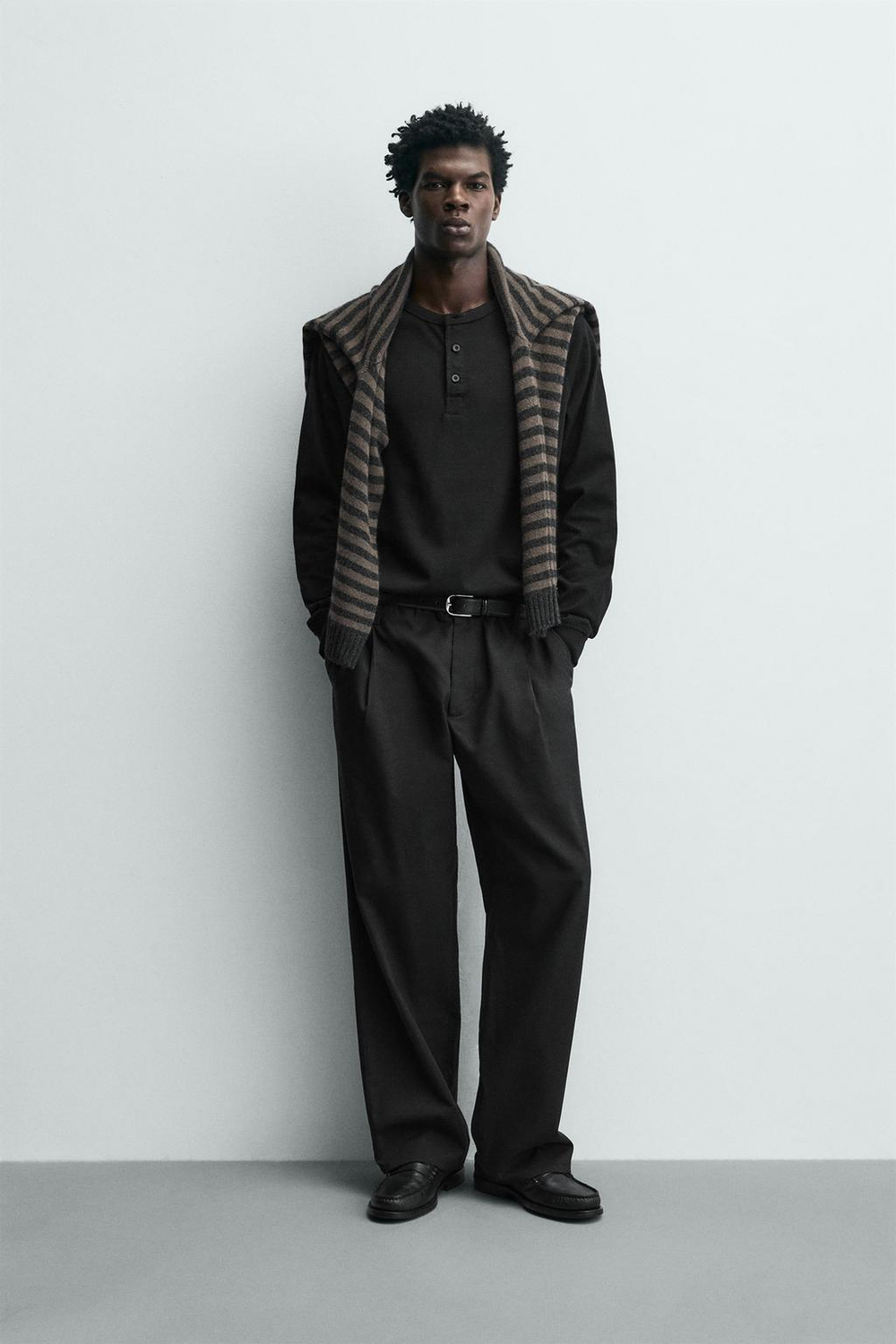 ZARA ФУТБОЛКА С ВОРОТНИКОМ НА ПУГОВИЦАХ, ЧЕРНЫЙ