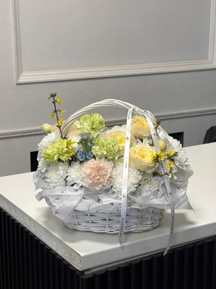 Корзина сборная из хризантемы, диантусов, форзиции и кустовых пионовидных роз