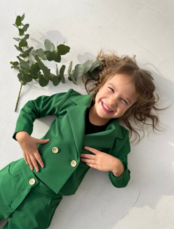 Яркий классический костюм для девочки