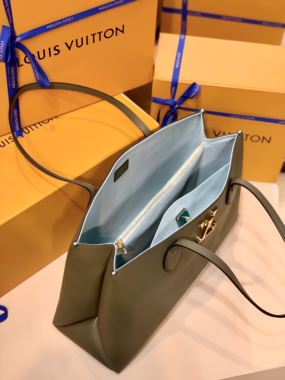 Louis Vuitton Lockme Shopper