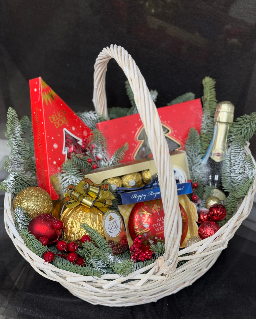 Новогодний набор конфет и чая, декорированный ароматными веточками живого нобилиса, новогодними шарами, Шампанское в ПОДАРОК