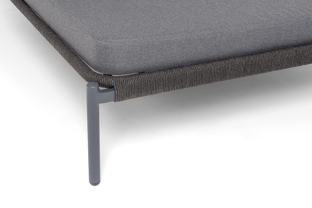 "Позитано" лежак плетеный из роупа, каркас алюминий темно-серый (RAL7024) муар, роуп темно-серый круглый, ткань темно-серая 027