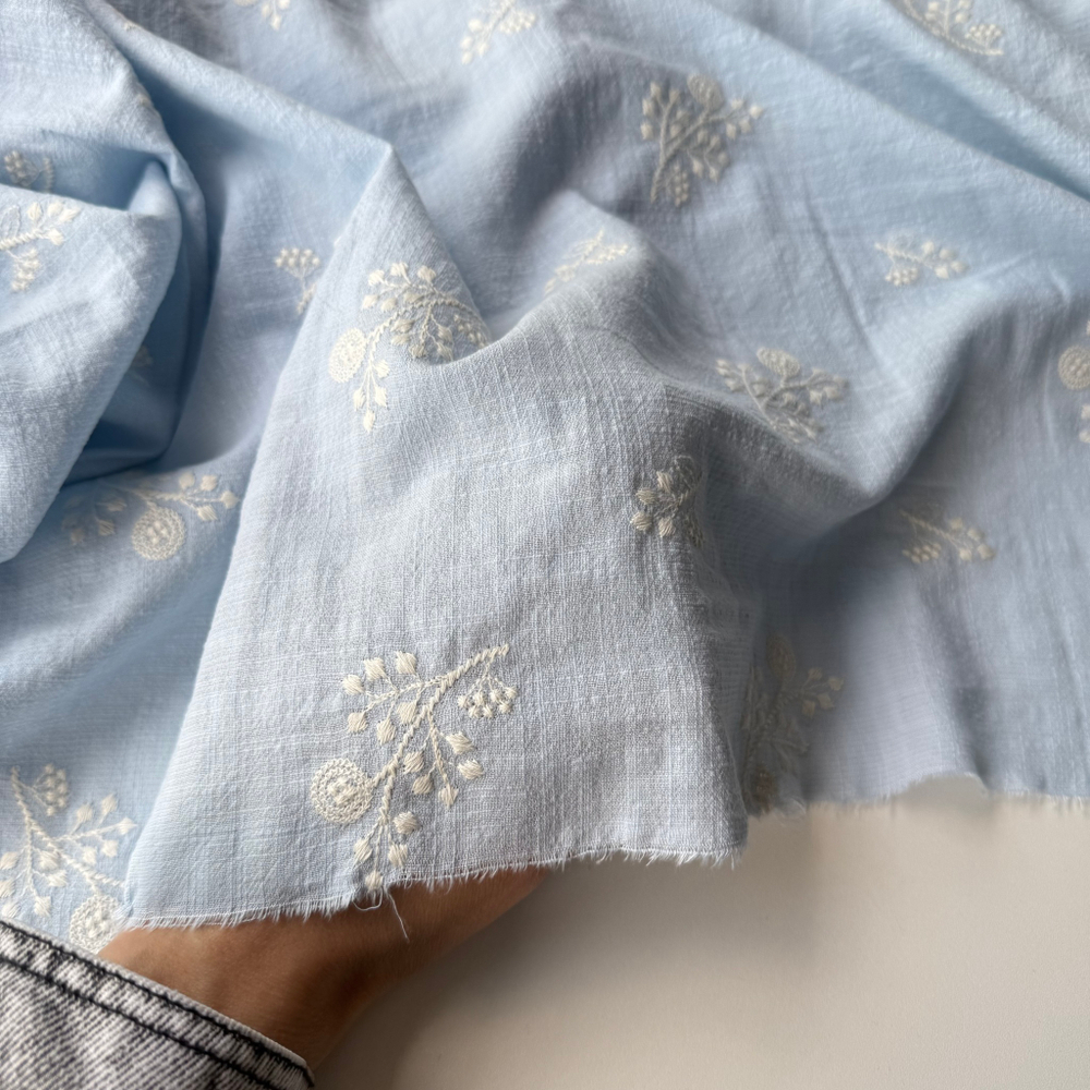 Полулен с вышивкой на голубом фоне